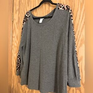 Gray Waffle knit Sweater with Leopard Print Sleeves. Size 1X Love that Leopard